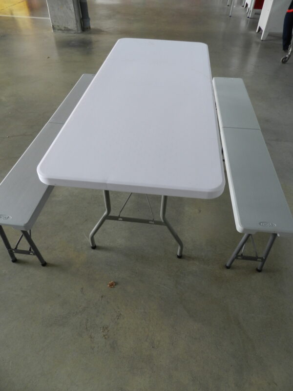 La table et deux bancs