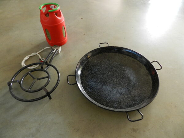 Le bruleur et le plat à paëlla avec gaz
